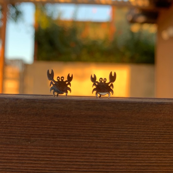 STAINLESS STEEL ♡ GOLD Little Crab Stud Earrings - Picture 5 of 6